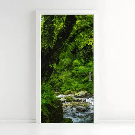 Adesivo per porta angolo verde: cascata nella foresta • Wallissimo®