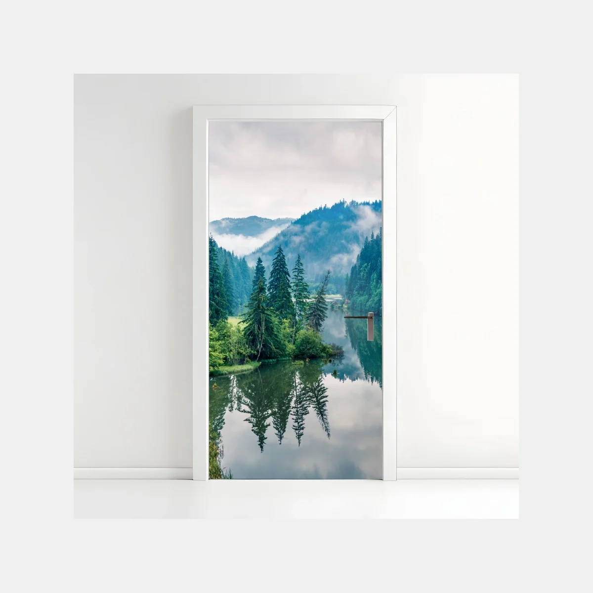 Adesivo per porta mattina nebbiosa sul lago Lacu Rosu • Wallissimo® Adesivo per porta mattina nebbiosa sul lago Lacu Rosu • Wallissimo®