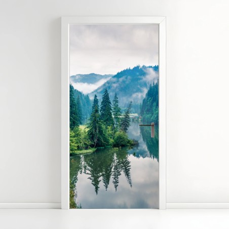 Adesivo per porta mattina nebbiosa sul lago Lacu Rosu • Wallissimo®