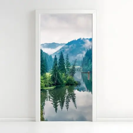Adesivo per porta mattina nebbiosa sul lago Lacu Rosu • Wallissimo®