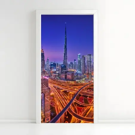 Adesivo per porta panorama notturno di Dubai: skyline moderno e dinamico • Wallissimo®