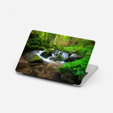 Adesivo per laptop cascata nel bosco di muschio • Wallissimo®