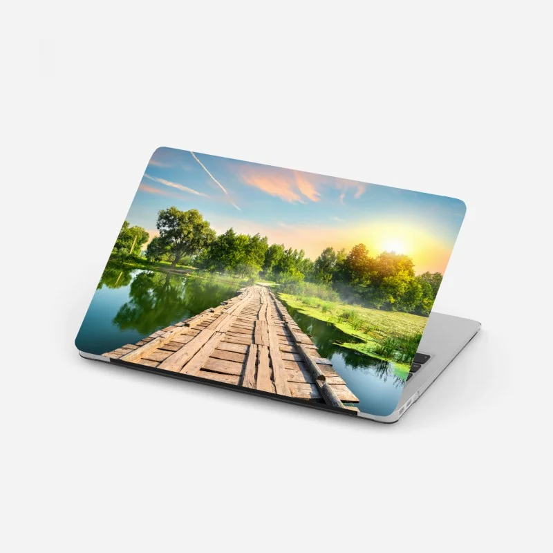 Adesivo per laptop ponte di legno sul lago al tramonto