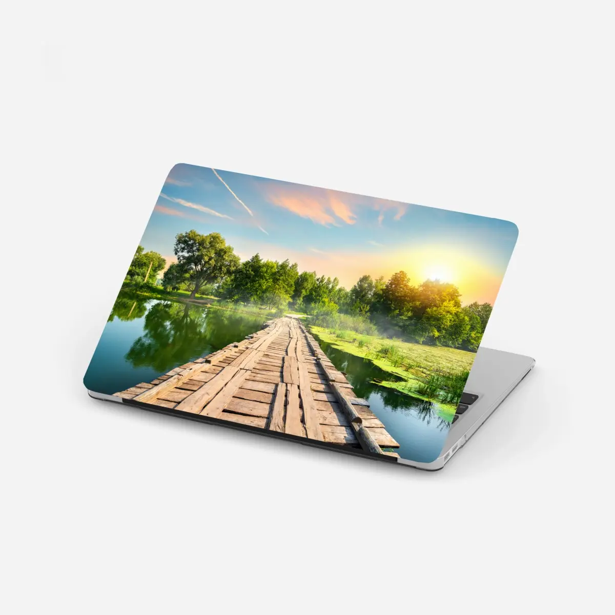 Adesivo per laptop ponte di legno sul lago al tramonto • Wallissimo®