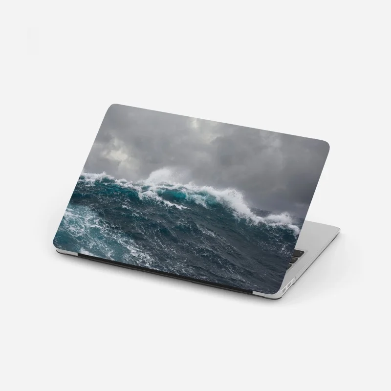 Adesivo per laptop onde possenti sotto il cielo tempestoso