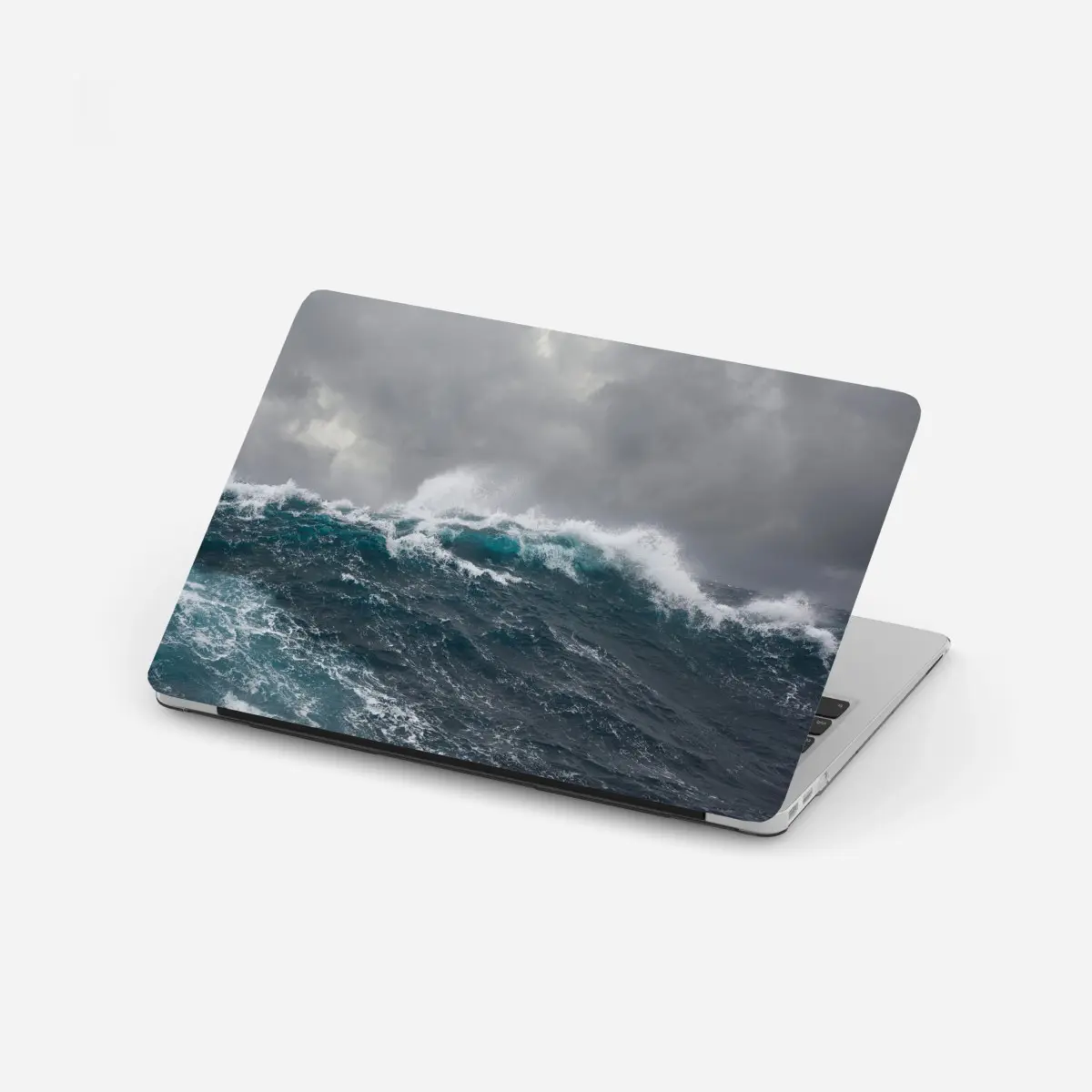 Adesivo per laptop onde possenti sotto il cielo tempestoso • Wallissimo®