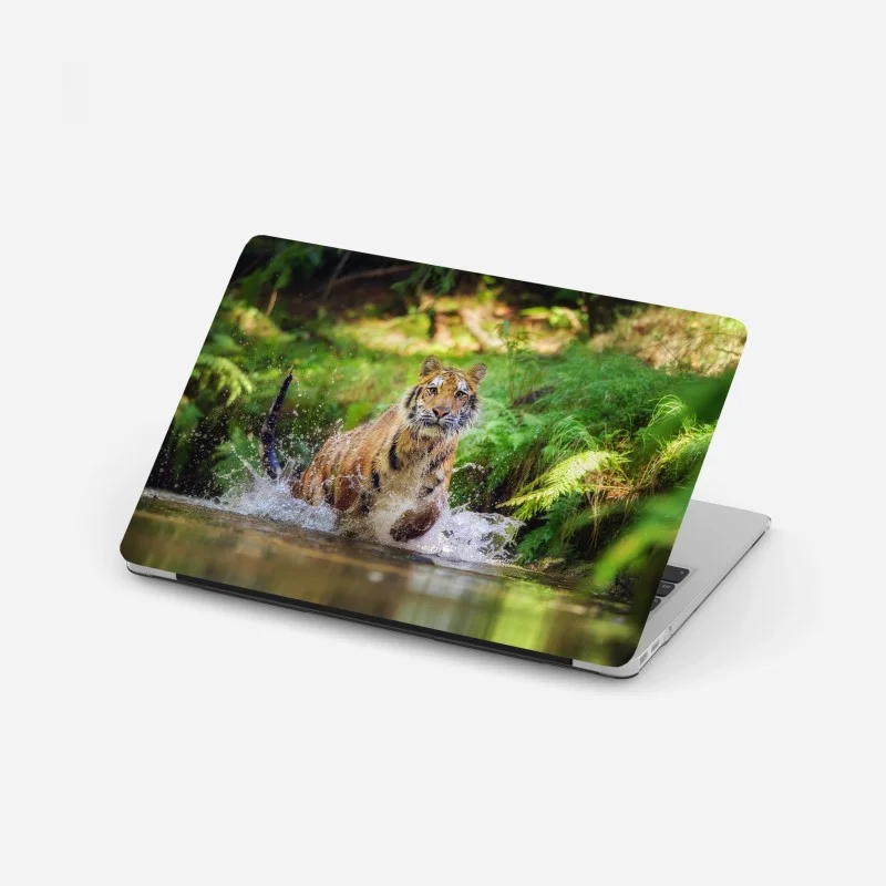 Adesivo per laptop tigre maestosa che attraversa l'acqua nella foresta