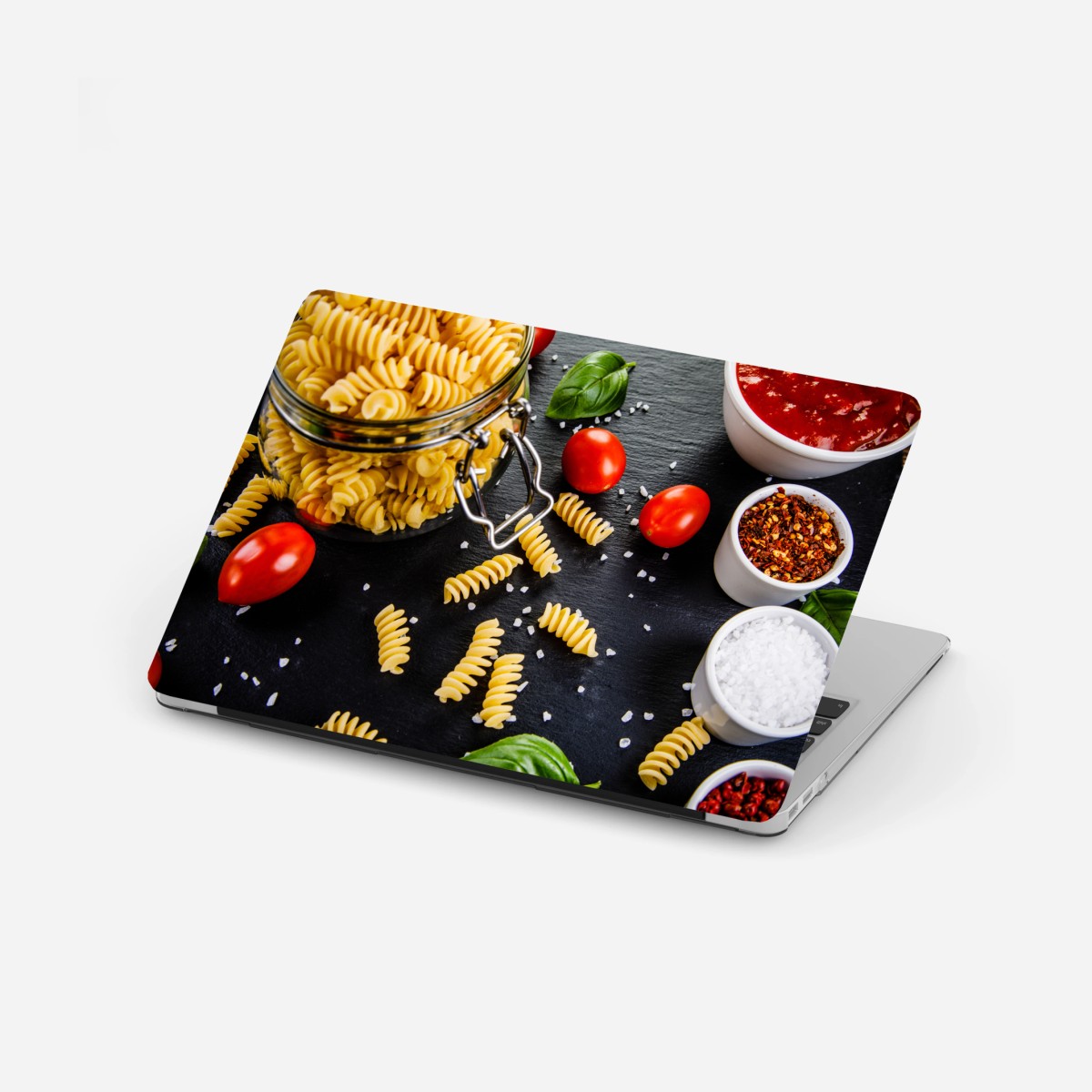 Adesivo per laptop composizione di fusilli e ingredienti mediterranei • Wallissimo®
