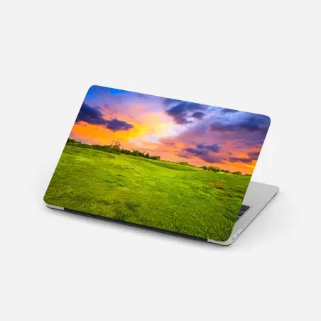 Adesivo per laptop tramonto sul prato verde • Wallissimo®