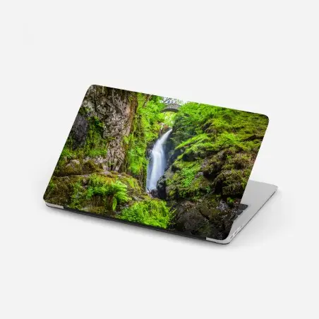 Adesivo per laptop cascata nella gola verde con ponte in pietra • Wallissimo®