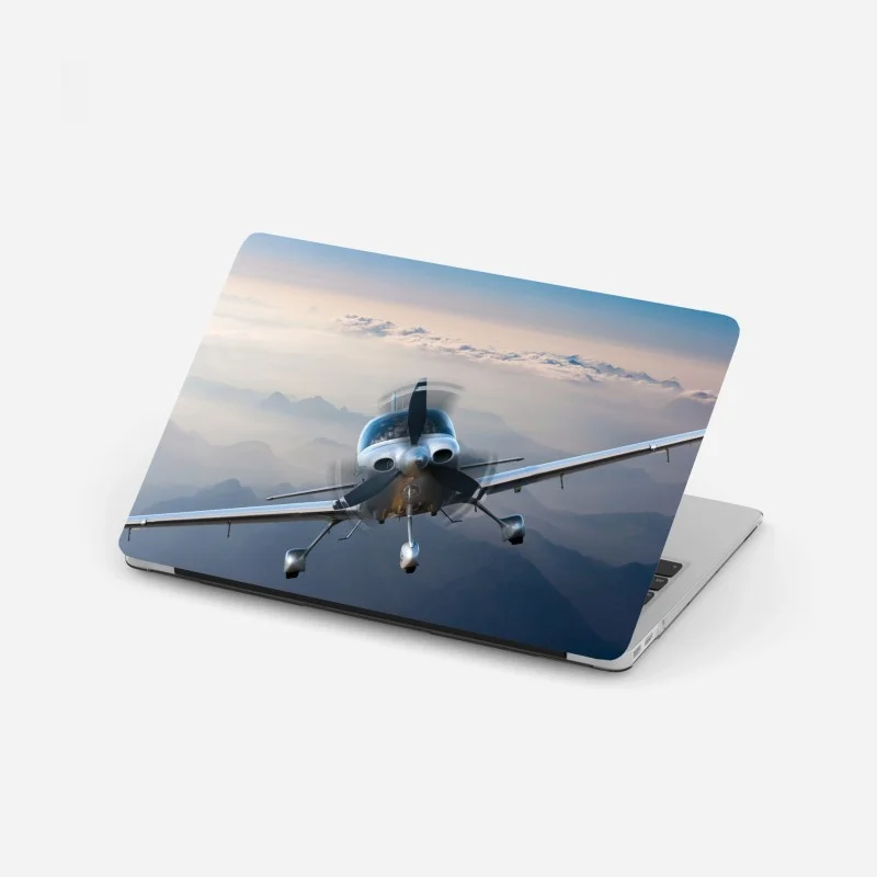 Adesivo per laptop aeroplano elegante in volo sopra le montagne