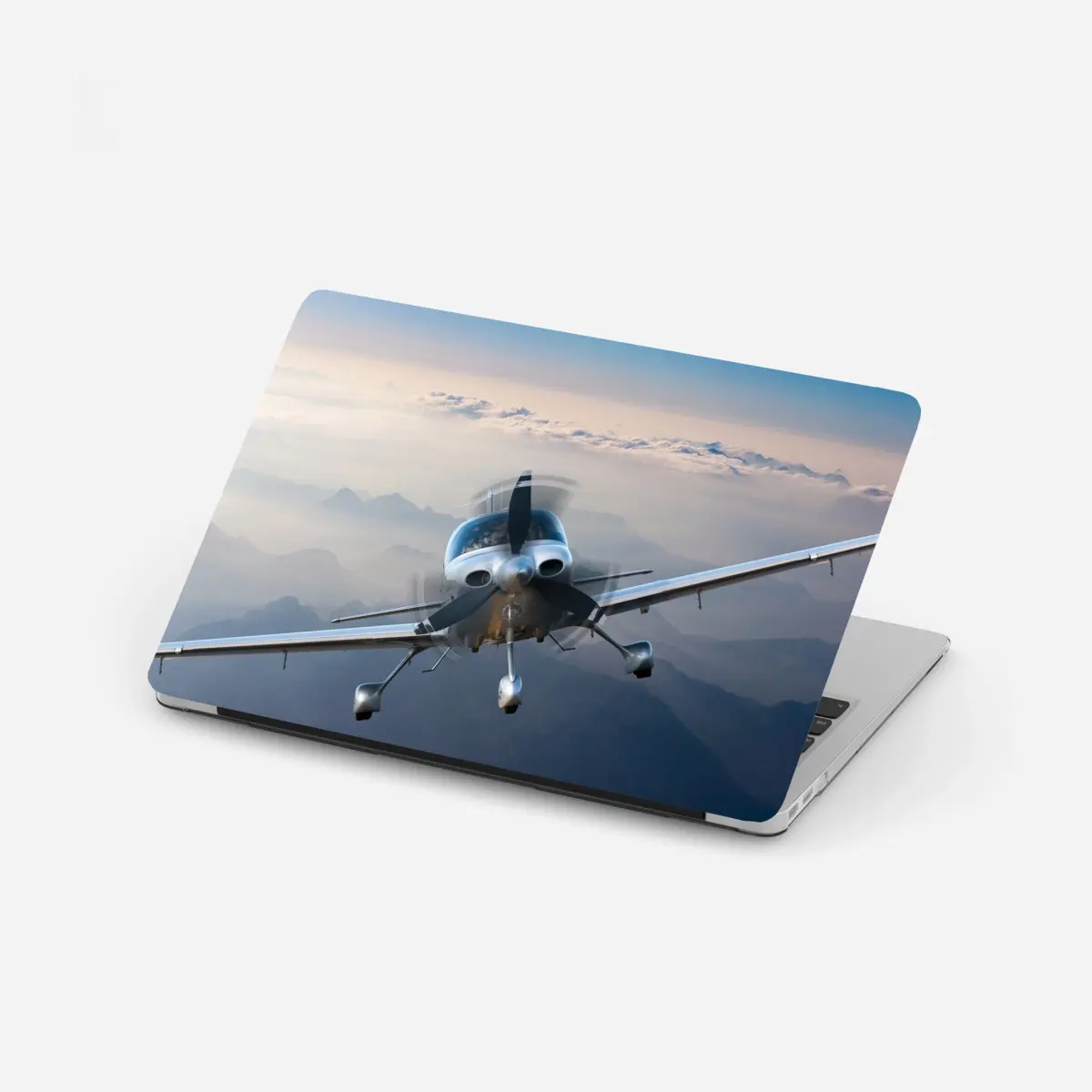 Adesivo per laptop aeroplano elegante in volo sopra le montagne • Wallissimo®