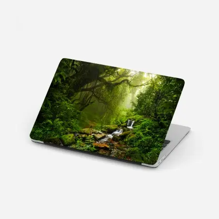 Adesivo per laptop paesaggio verde: ruscello nella foresta incantata • Wallissimo®