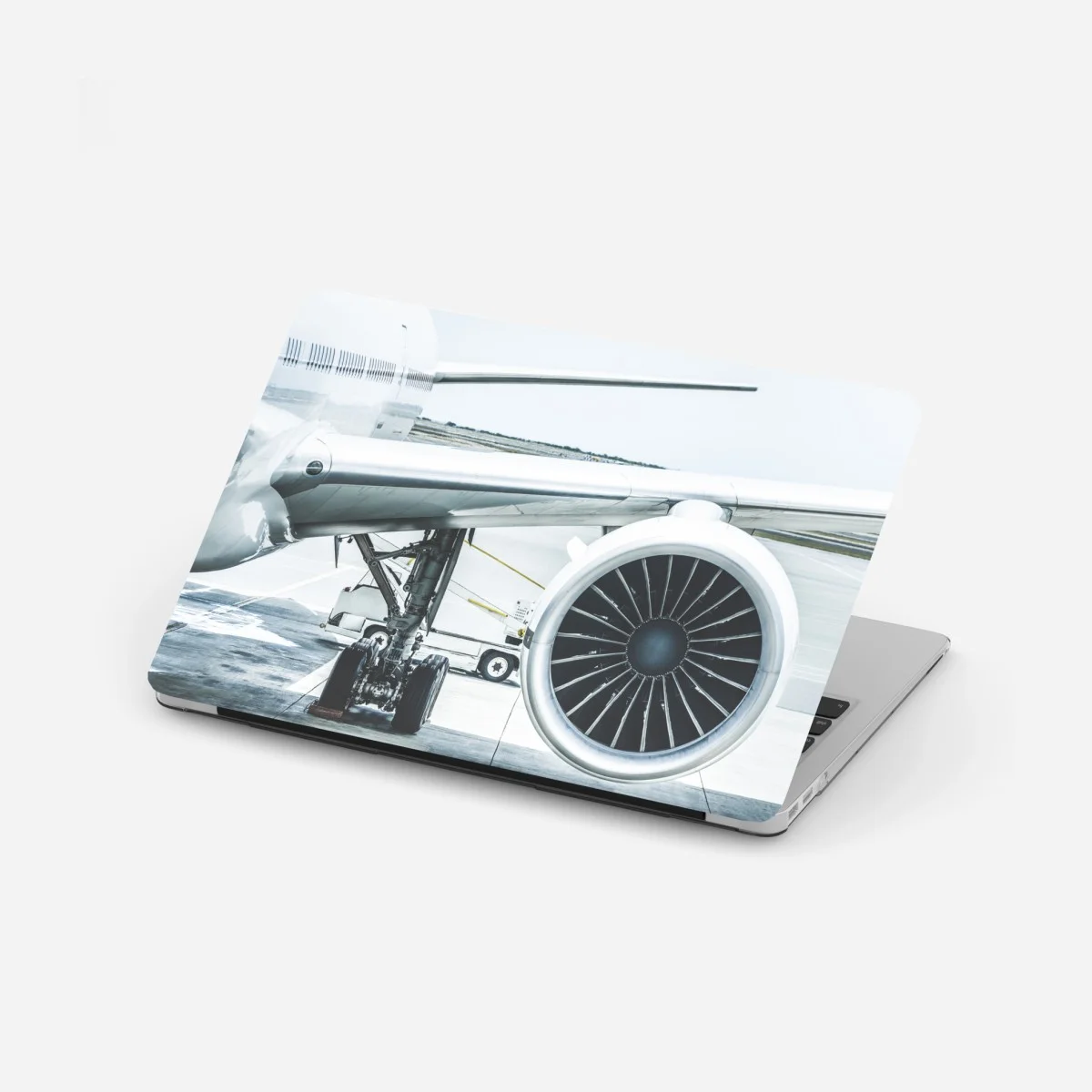 Adesivo per laptop dettaglio motore d'aereo al gate • Wallissimo® Adesivo per laptop dettaglio motore d'aereo al gate • Wallissimo®