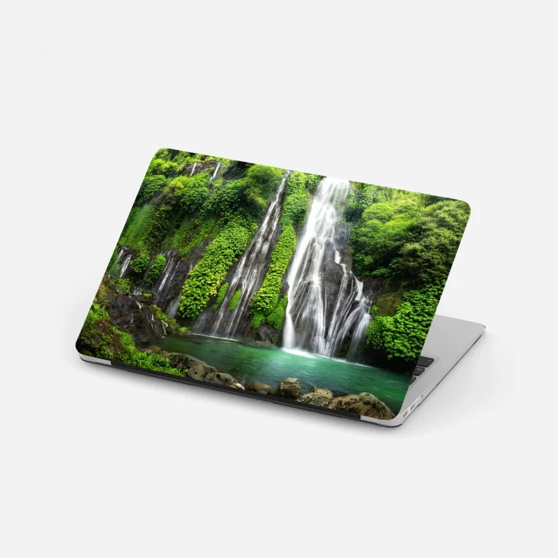 Adesivo per laptop cascata nella foresta verde