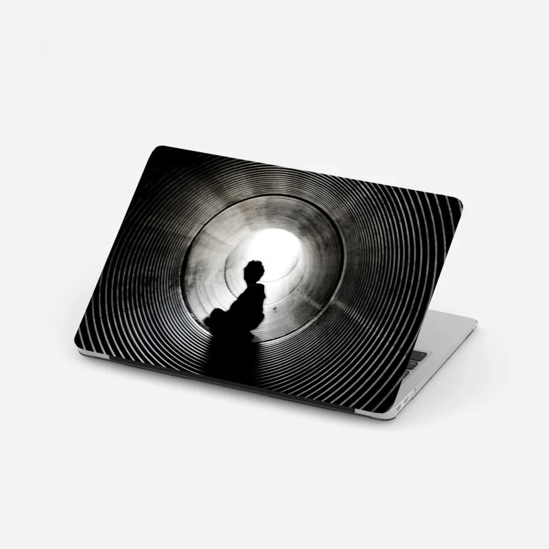 Adesivo per laptop sagoma nel tunnel di luce e ombre