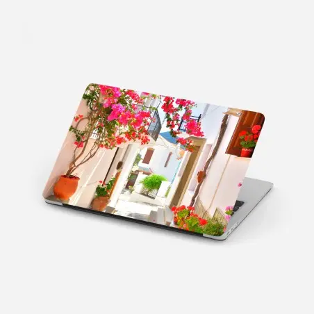 Adesivo per laptop vicolo fiorito al sole • Wallissimo®