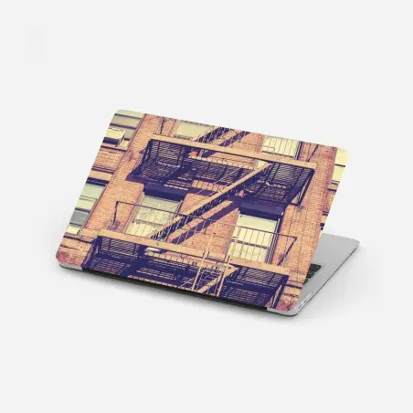 Adesivo per laptop facciata di New York con scale antincendio vintage • Wallissimo®