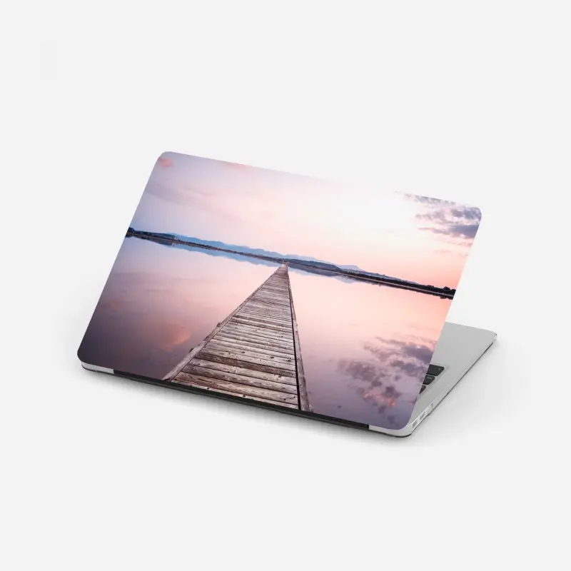 Adesivo per laptop pontile al tramonto: vista prospettica sul lago