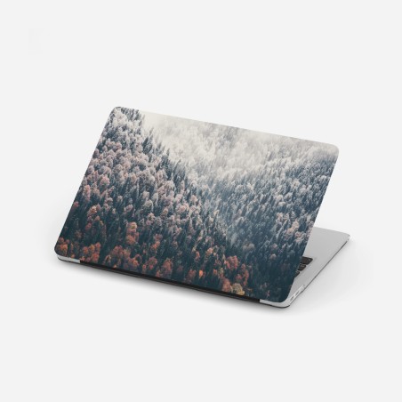 Adesivo per laptop paesaggio montano autunnale con lago e nebbia • Wallissimo®