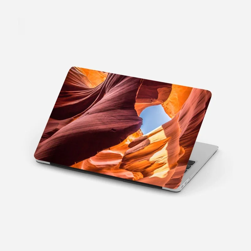 Adesivo per laptop danza di luce tra le rocce scolpite