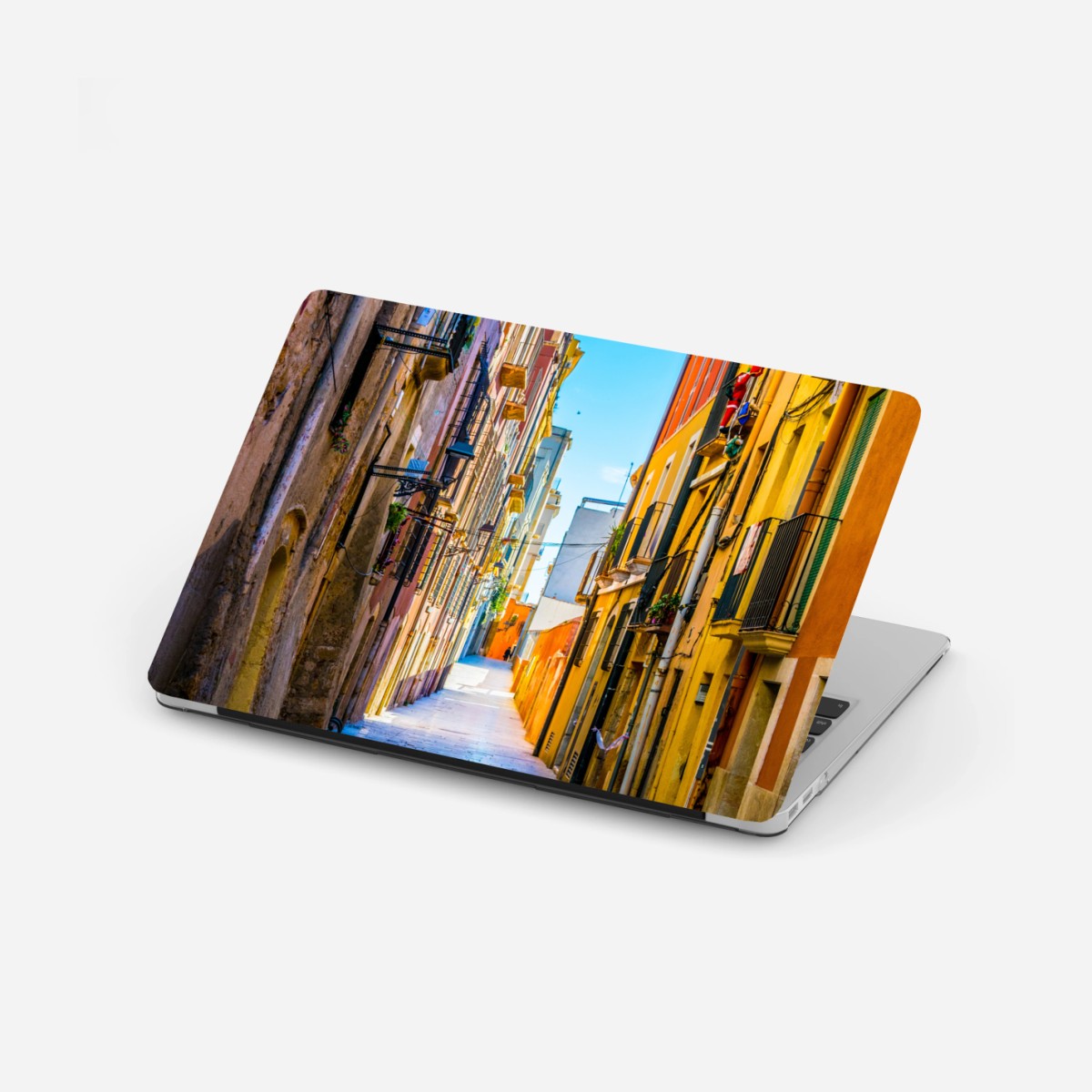 Adesivo per laptop scorcio di vicolo colorato al sole • Wallissimo®