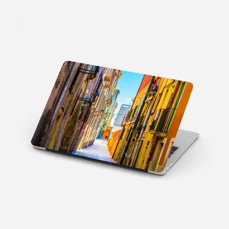 Adesivo per laptop scorcio di vicolo colorato al sole • Wallissimo®