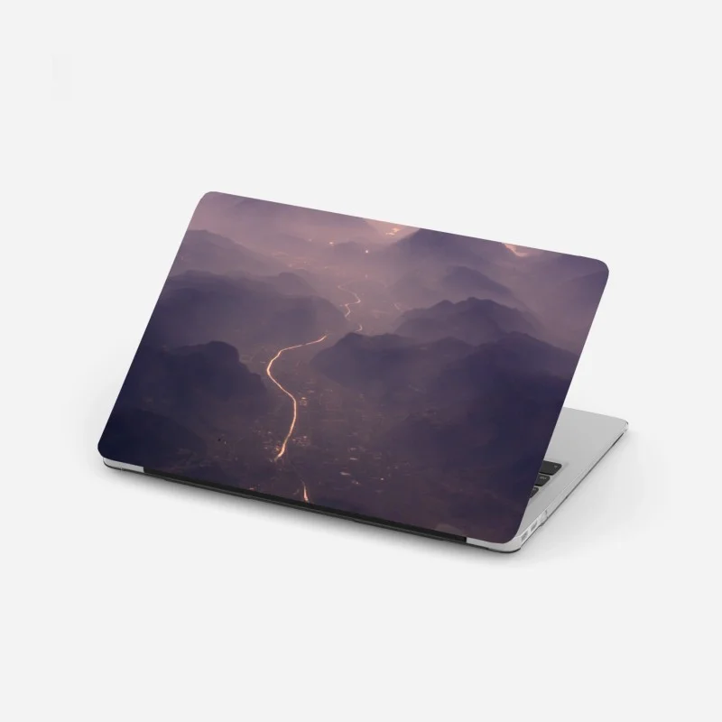 Adesivo per laptop valle nebbiosa al crepuscolo
