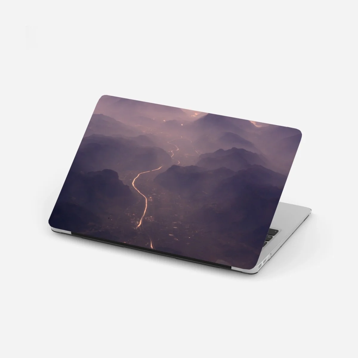 Adesivo per laptop valle nebbiosa al crepuscolo • Wallissimo® Adesivo per laptop valle nebbiosa al crepuscolo • Wallissimo®