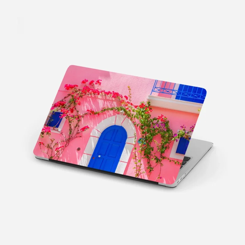 Adesivo per laptop porta blu su facciata rosa con bouganvillea