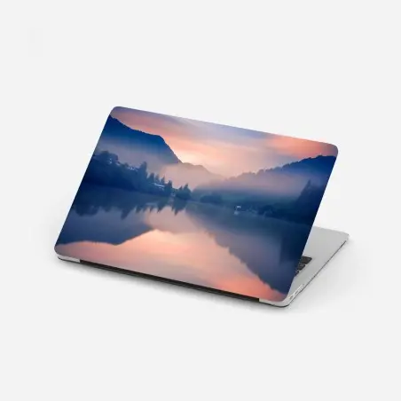 Adesivo per laptop mattino nebbioso sul lago di montagna • Wallissimo®