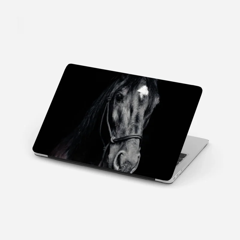 Adesivo per laptop ritratto elegante di cavallo su sfondo scuro