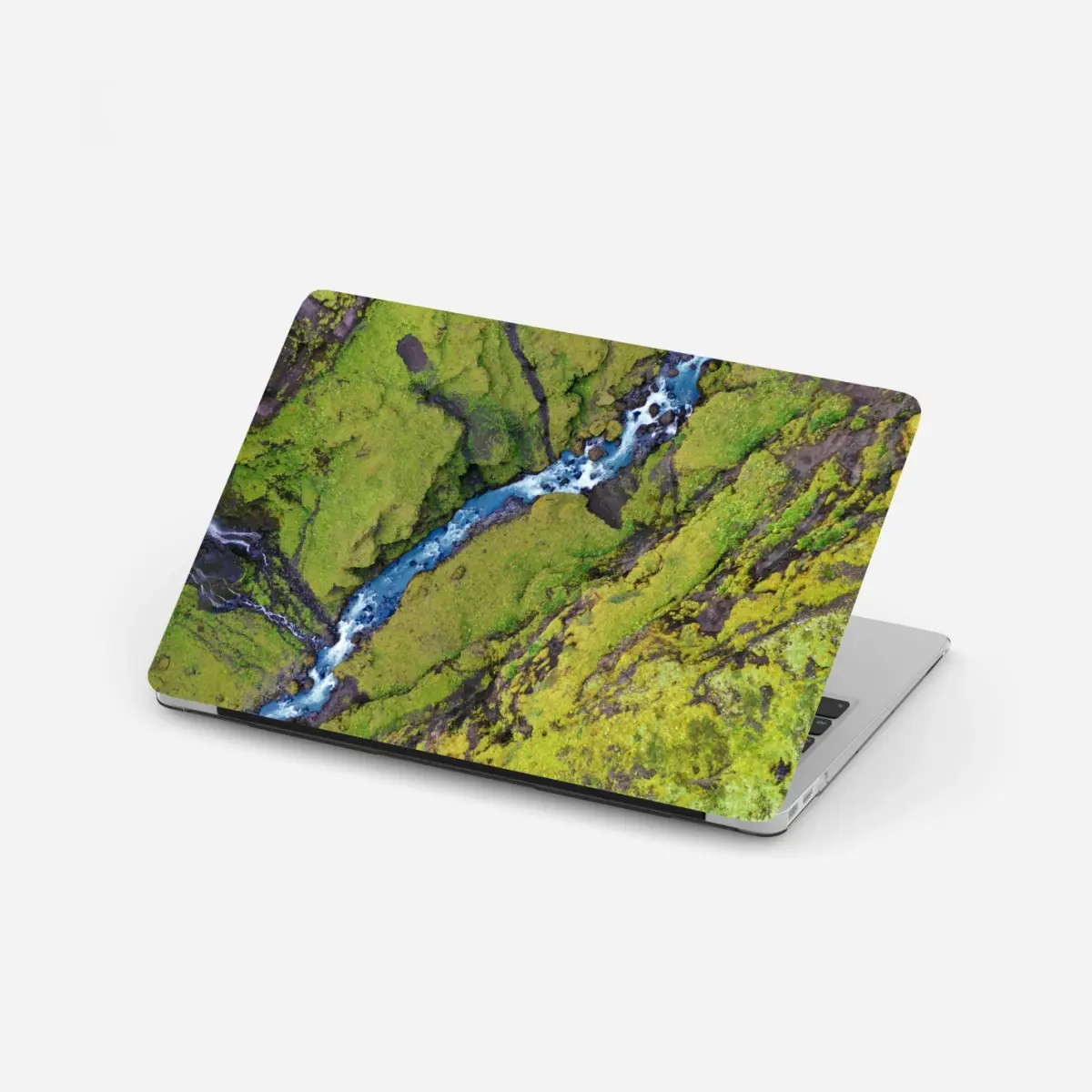 Adesivo per laptop fiume azzurro tra colline di muschio • Wallissimo®