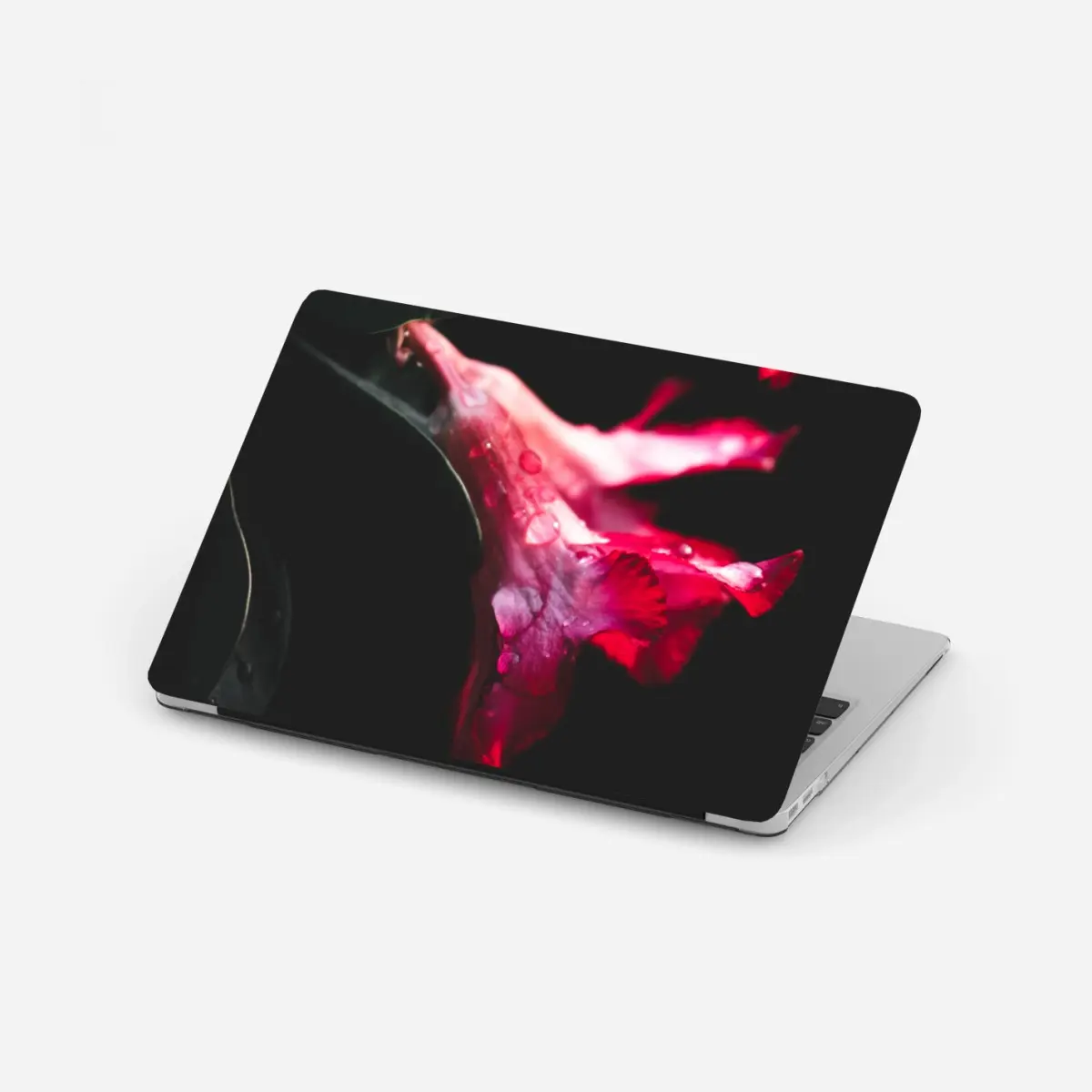 Adesivo per laptop eleganza floreale su fondo scuro • Wallissimo®