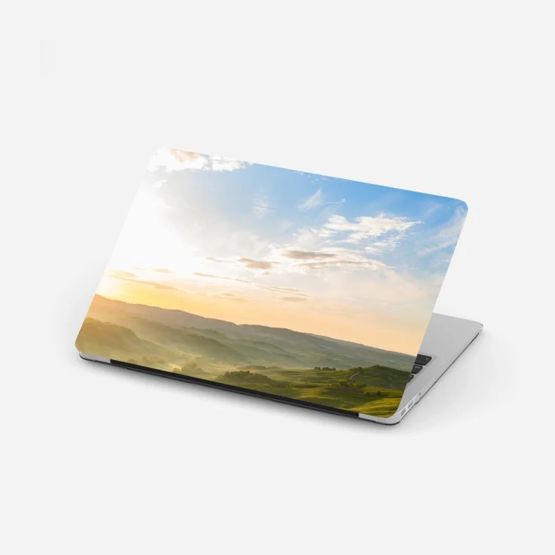 Adesivo per laptop alba dorata sulle colline verdi