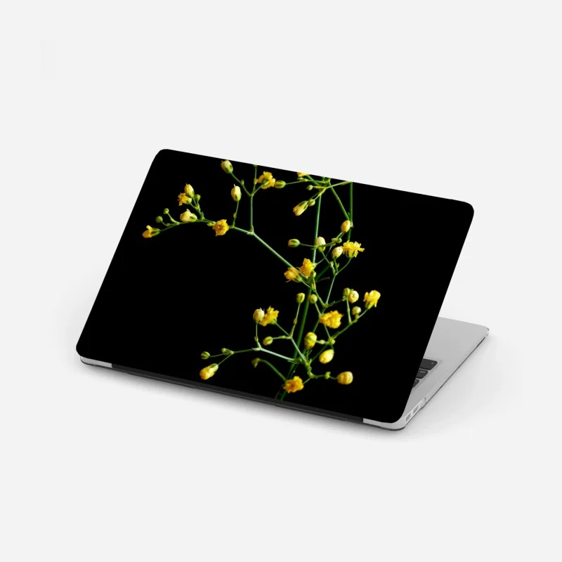 Adesivo per laptop elegante gipsofila gialla su sfondo nero
