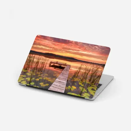 Adesivo per laptop alba estiva sul lago con molo di legno • Wallissimo®