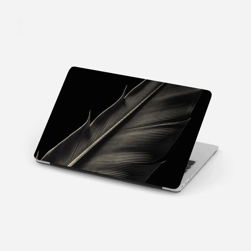 Adesivo per laptop piuma in primo piano, eleganza in bianco e nero