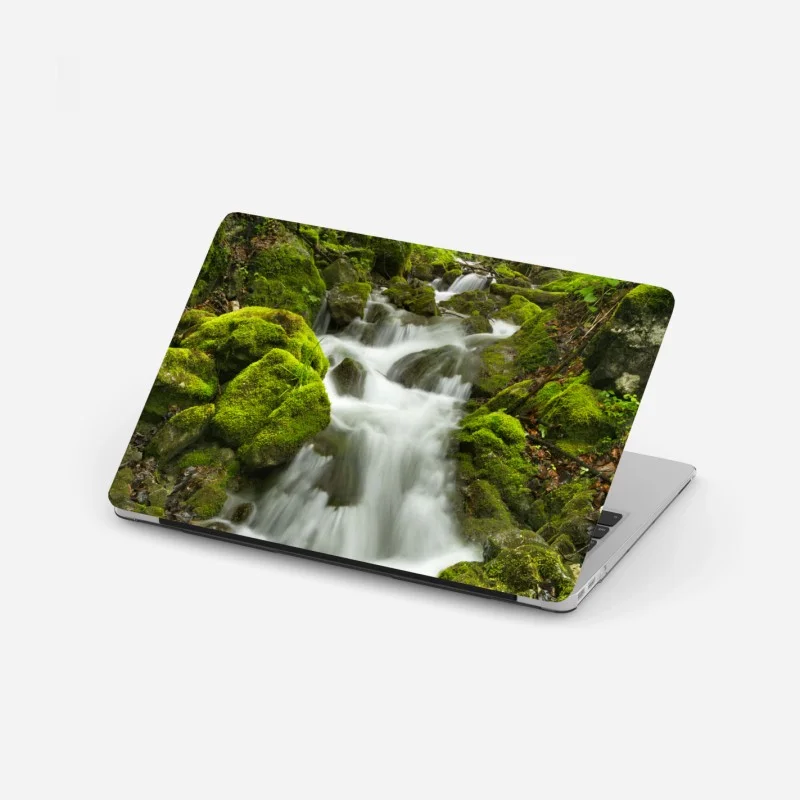 Adesivo per laptop cascata di smeraldo nella foresta di Slovenský Raj