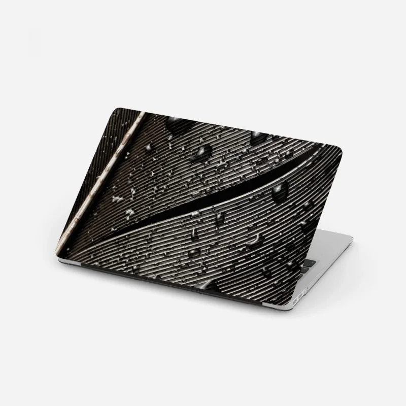 Adesivo per laptop dettaglio di piuma bagnata in bianco e nero