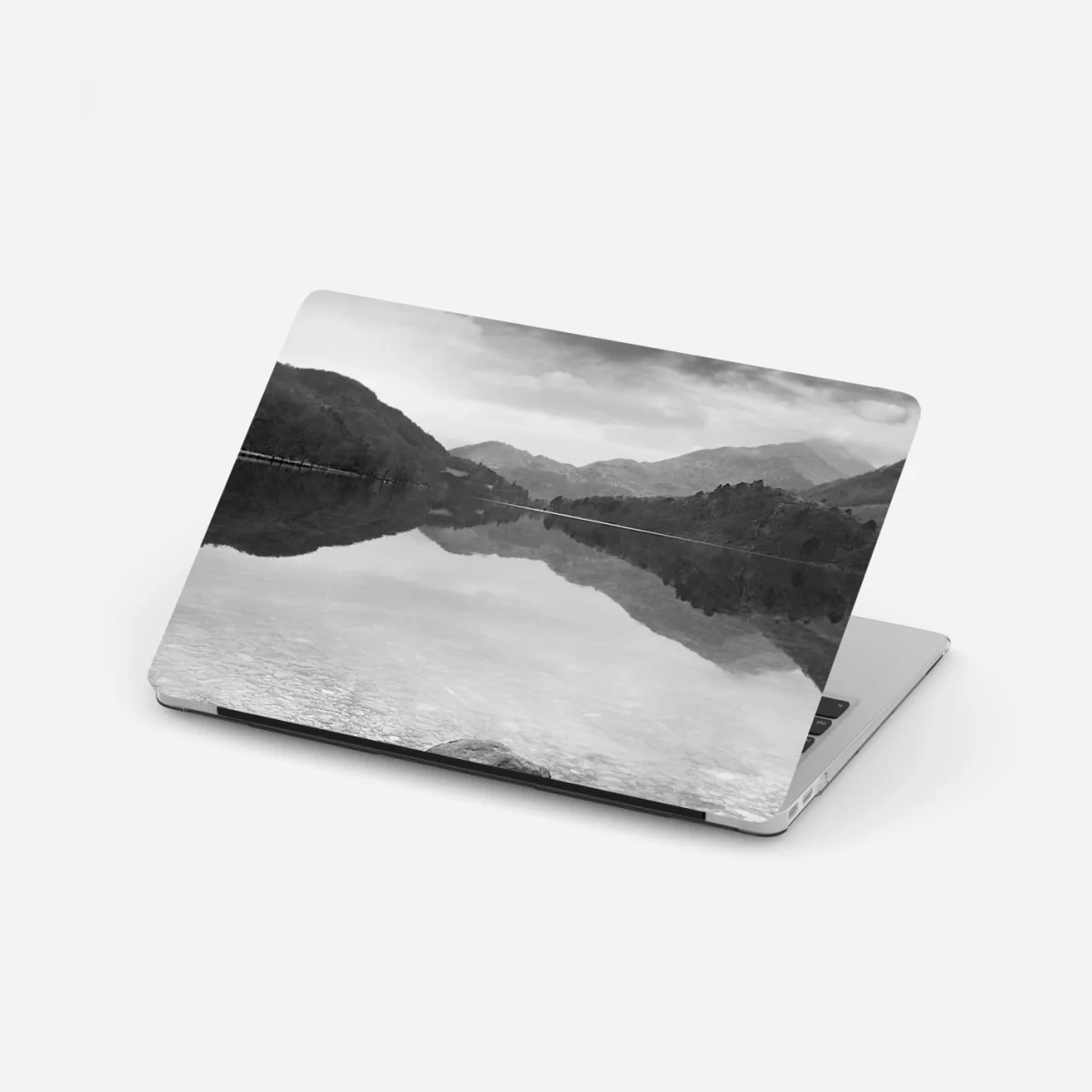 Adesivo per laptop riflessi silenziosi sul lago • Wallissimo® Adesivo per laptop riflessi silenziosi sul lago • Wallissimo®