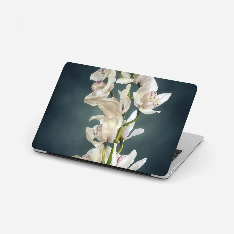 Adesivo per laptop ramo di orchidee bianche su sfondo scuro