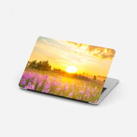 Adesivo per laptop alba dorata sul prato fiorito • Wallissimo®