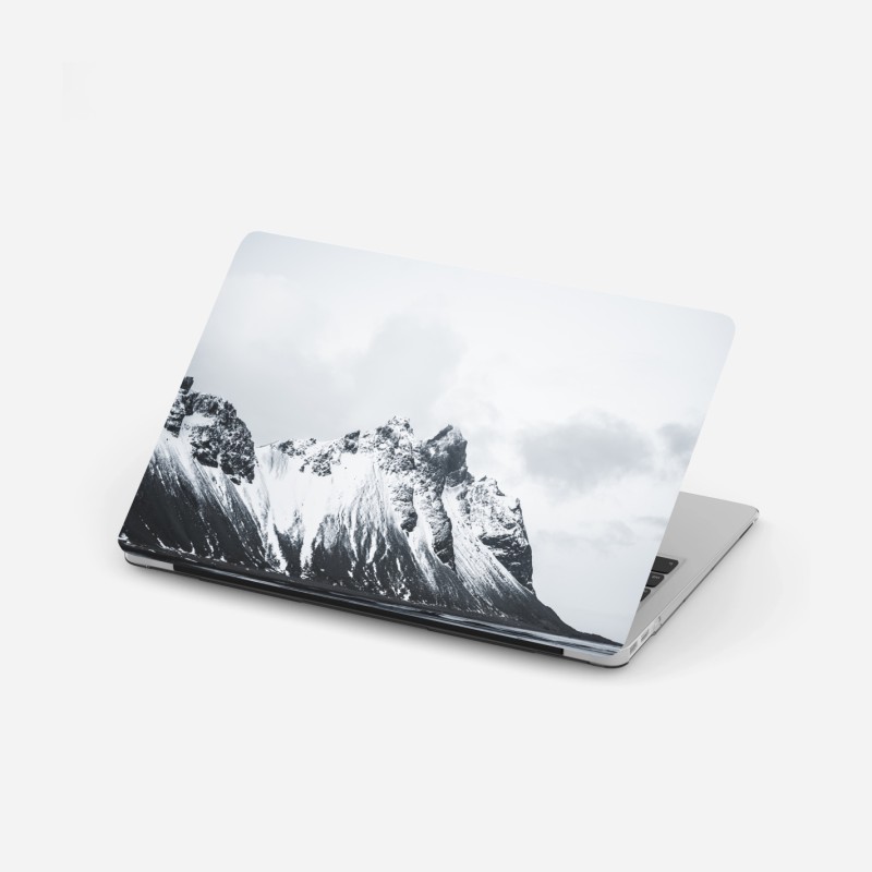 Adesivo per laptop paesaggio montano innevato in bianco e nero