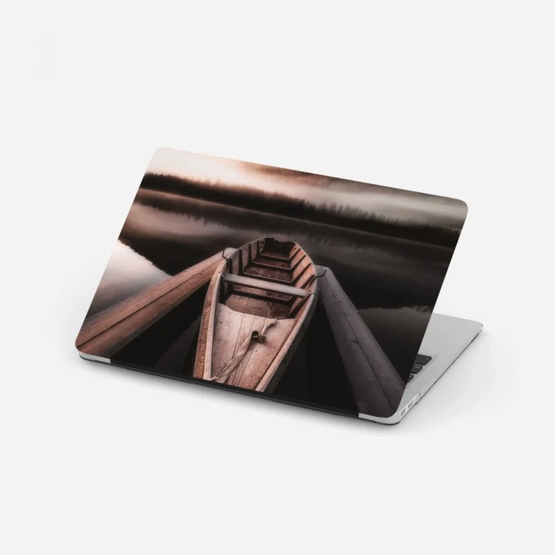 Adesivo per laptop barca solitaria sul lago nella nebbia