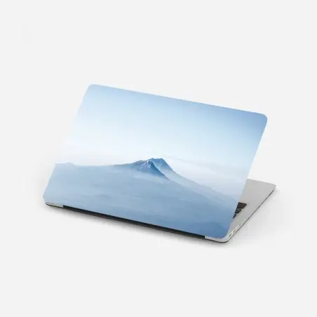 Adesivo per laptop paesaggio montano avvolto nella nebbia • Wallissimo®