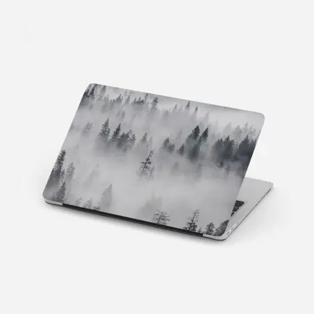 Adesivo per laptop foresta avvolta nella nebbia • Wallissimo®