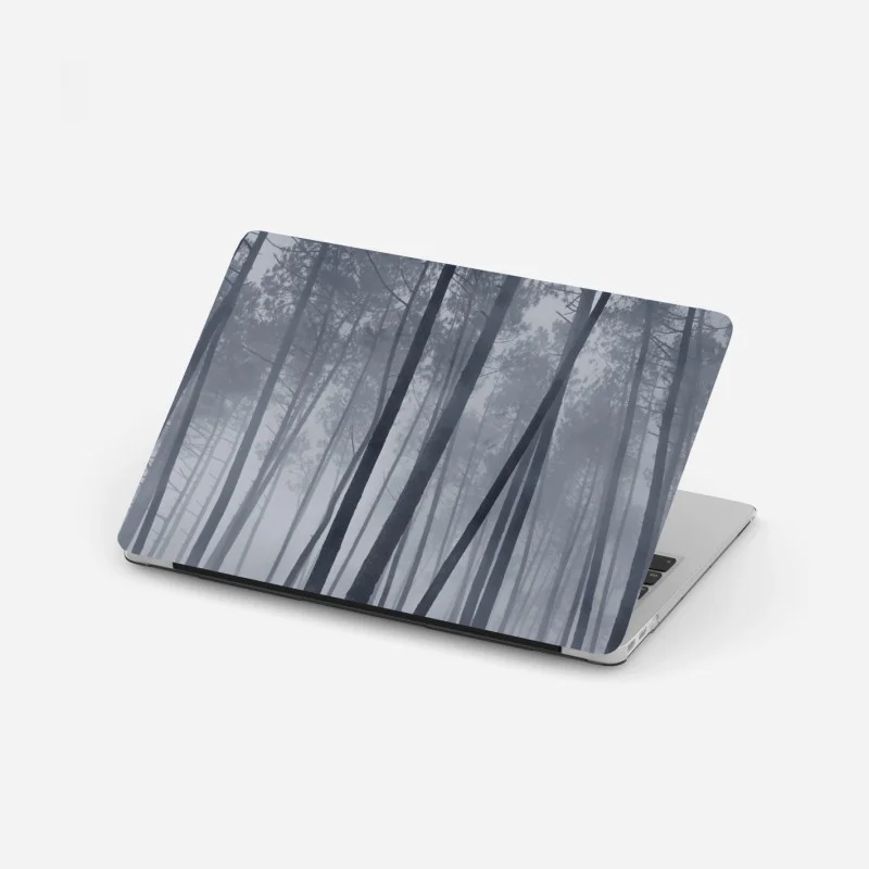 Adesivo per laptop foresta di pini nella nebbia notturna
