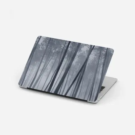 Adesivo per laptop foresta di pini nella nebbia notturna • Wallissimo®