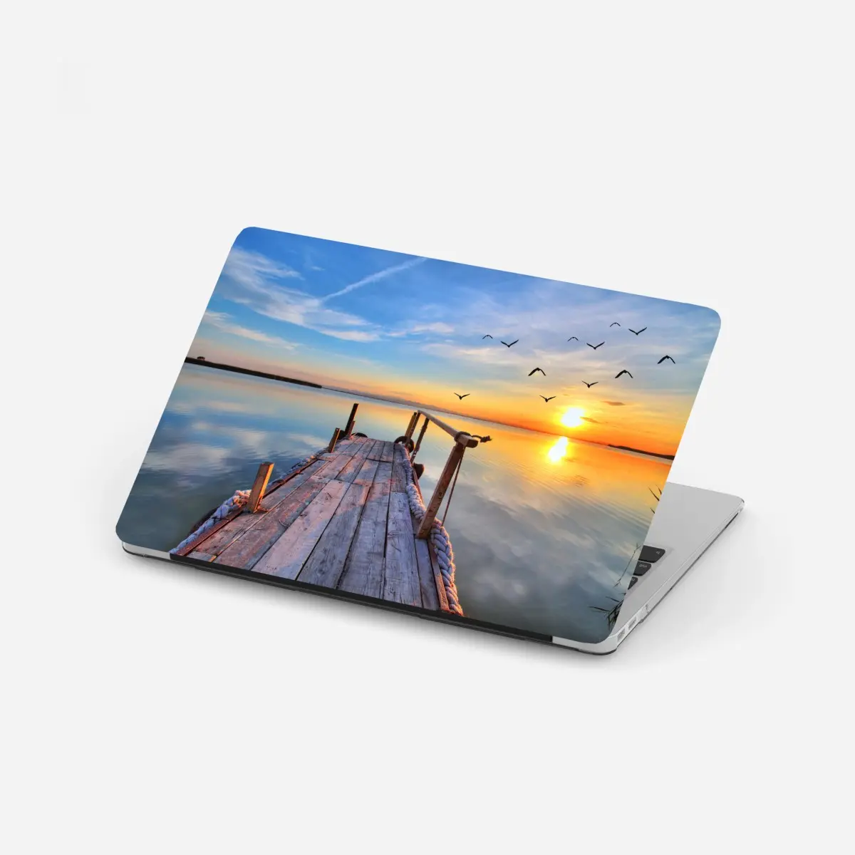 Adesivo per laptop molo di legno al tramonto sul lago • Wallissimo®